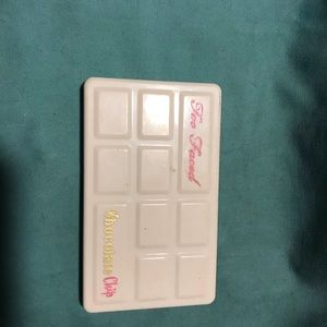 White chocolate chip Too faced palette